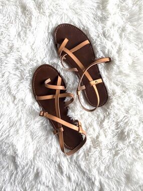 Universal Thread Tan Strappy Leather Sandals Beach Vacation Resortwear Basics